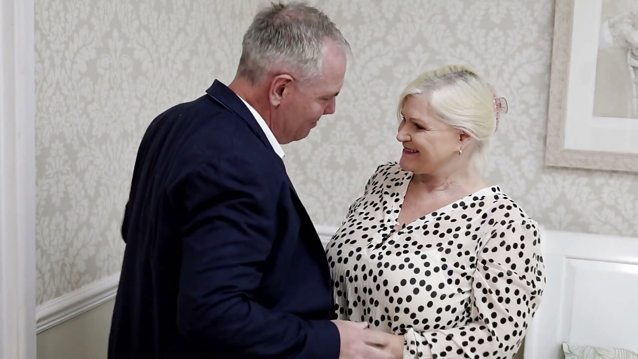 Босс трахает секретаршу после успеха в бизнесе