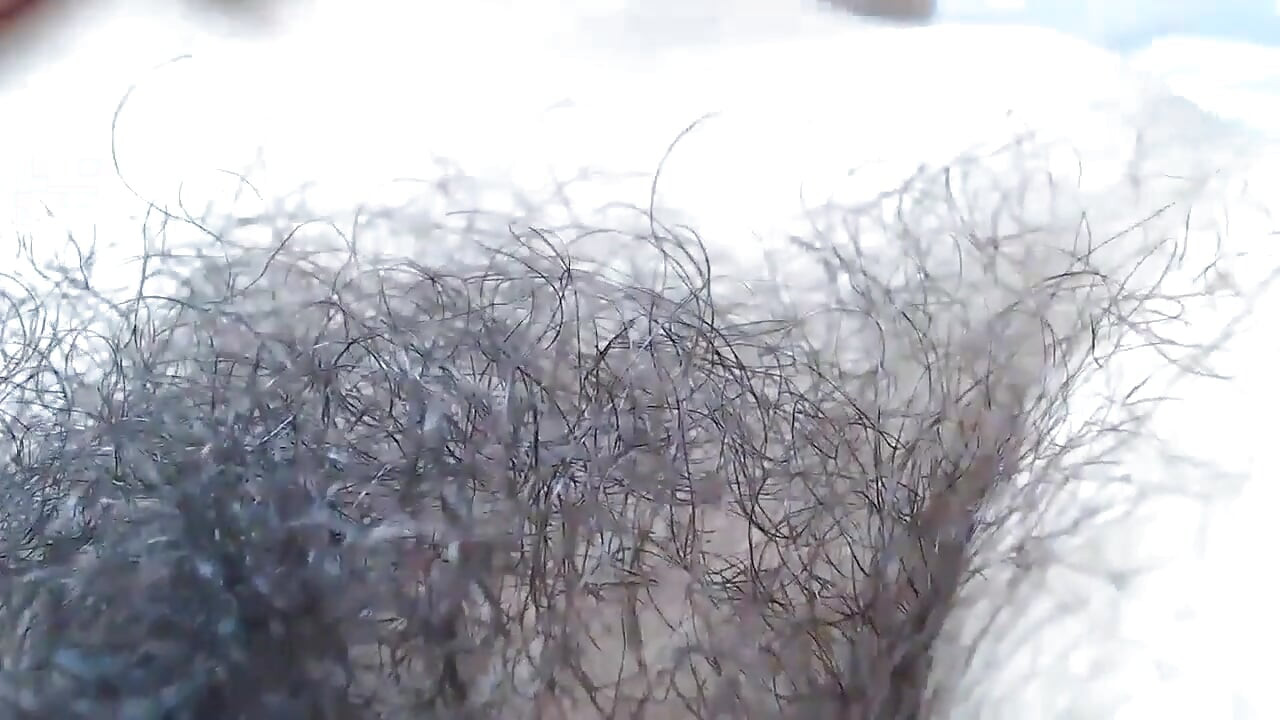 POV: Winziges klettern auf nackten körper der riesin