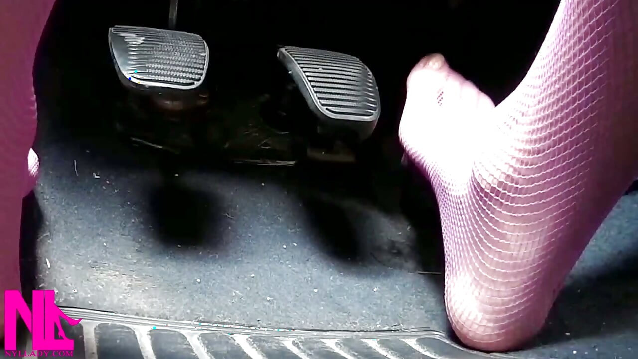 Pedal sensual memompa dengan stoking jala merah mudaku