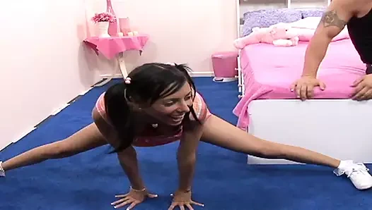 Memek sempit lela star yang lagi sange berat dientot habis-habisan sampai matanya merem melek