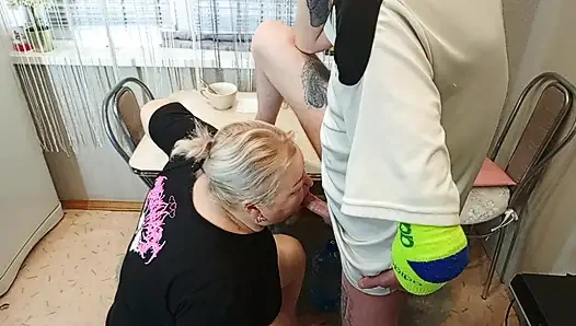 Öğleden sonra, komşumu mutfakta ağzından sikiyorum ve boşalıyorum