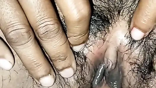 Киску Boudi не трахнули путем стирки, поэтому вода была влажной с фейковой стиркой