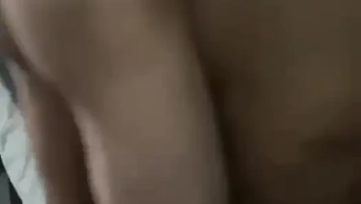 Большую арабскую жену жестко трахает раком худой мужчина