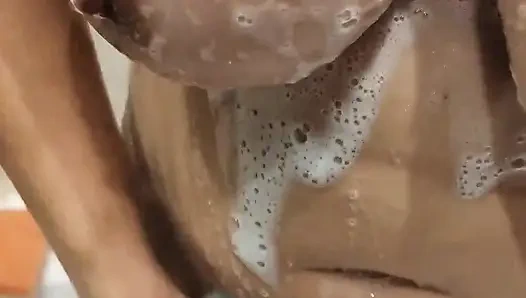 Обнаженная сводная сестра в душе