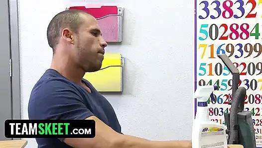 Minyon genç kız üniversiteli bir hademe tarafından sert sikiliyor
