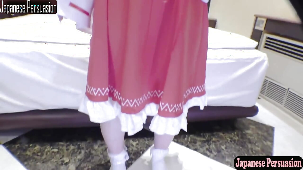 Îmbrăcăminte zveltă în stil Downer Girl Cosplayer își arată farmecul liniștit ca o fată de la shrine Reimu din nou 2