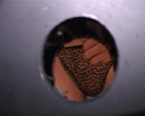 她喜欢撒尿和脚两根鸡巴在她的阴户里