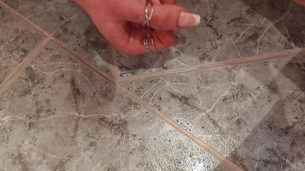 Me masturbo con largas uñas francesas