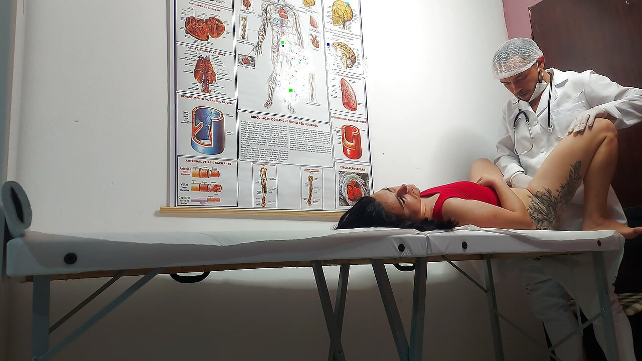 Ginecologul își bagă un vibrator în pizdă, degete în cur și fute pacientul!