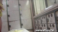 Doamne japoneze drăguțe filmate cu pișare cu camera voyeur
