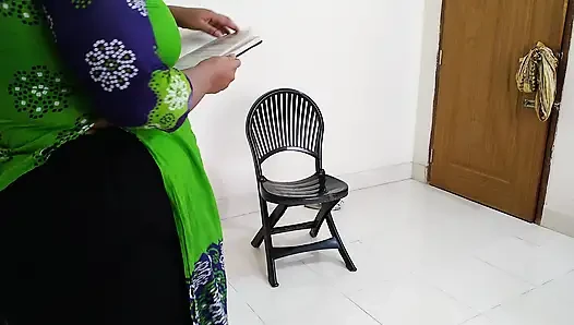 Bu guru super semok ini lagi asik dudukin kursi sambil baca buku sama orang asing di kamar & ngentot tangannya habis-habisan