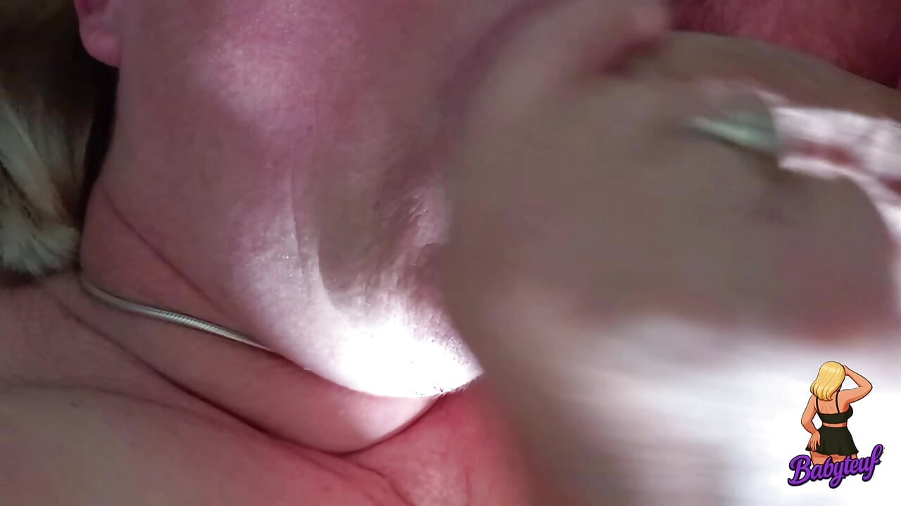 Šedesátiletá MILF žena kouří péro a chutná sperma