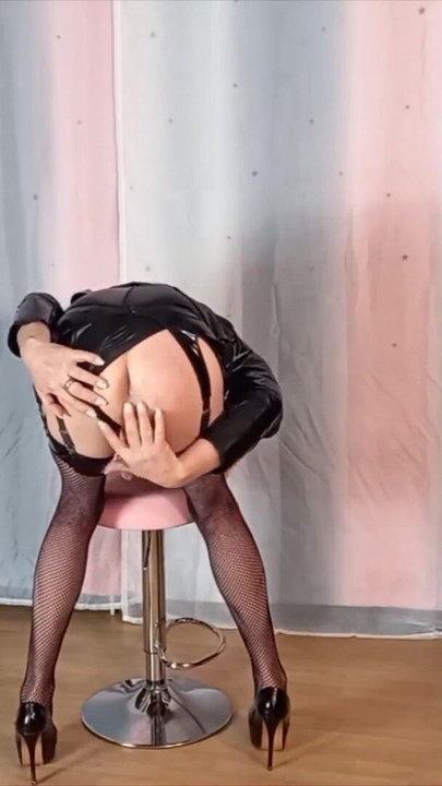 Epic moment from "Tranny Gina Indoors Posing and Wanking"