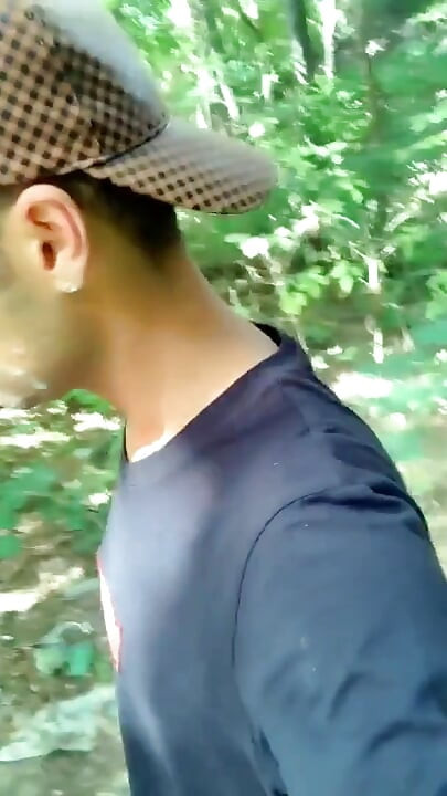 Pojke går med sperma röra i ansiktet men han måste gömma sig eftersom någon kommer