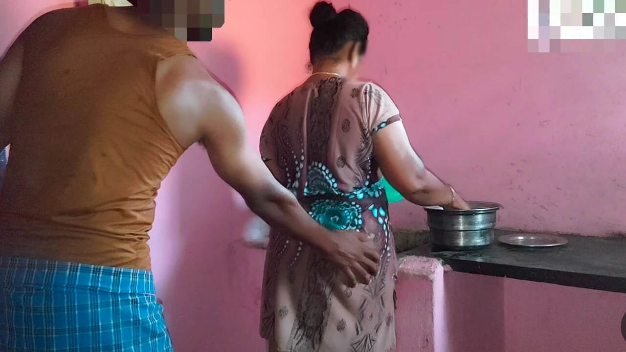 Dì đang làm việc trong nhà bếp khi tôi làm tình với bà ấy