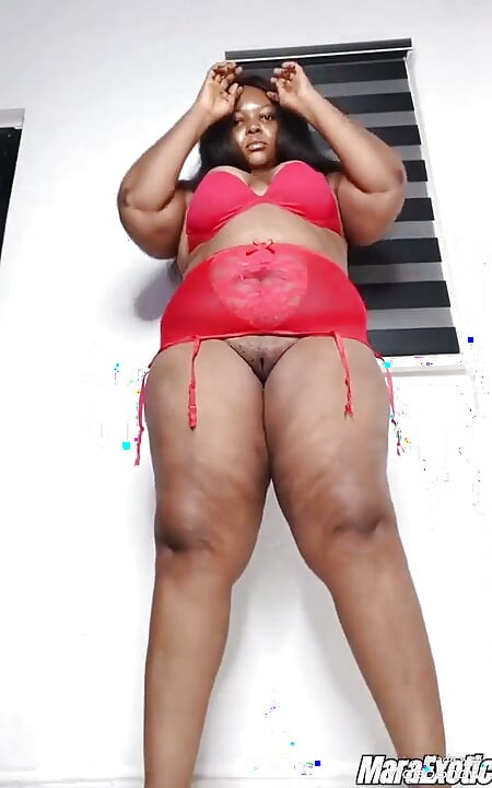 Dikke dijen sexy hete vrouw plaagt in rode lingerie - volledige video Mara Exotic
