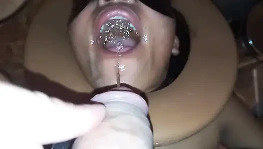 İtaatkar üvey kız derin gırtlağına kadar alıyor, işiyor ve döl kokluyor (03/28/21) bölüm 2