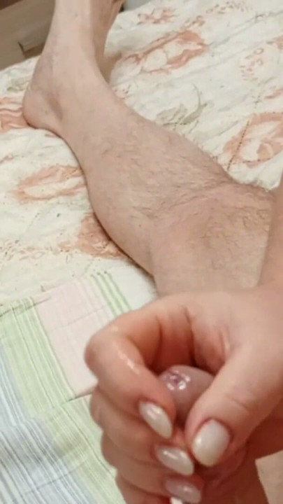 Mamada de mi suegra mientras su marido está descansando en primer plano | Clip 2