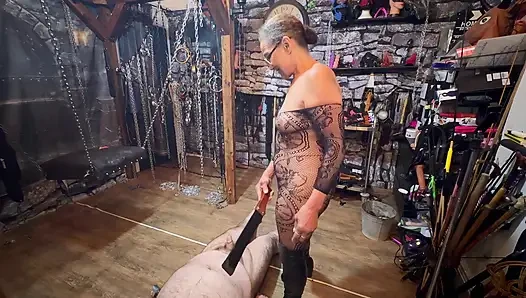 Teil 3:- Black Berry Milf behält und sieht Booboo, während Domina in Wales ist. Spucken auf ihn usw