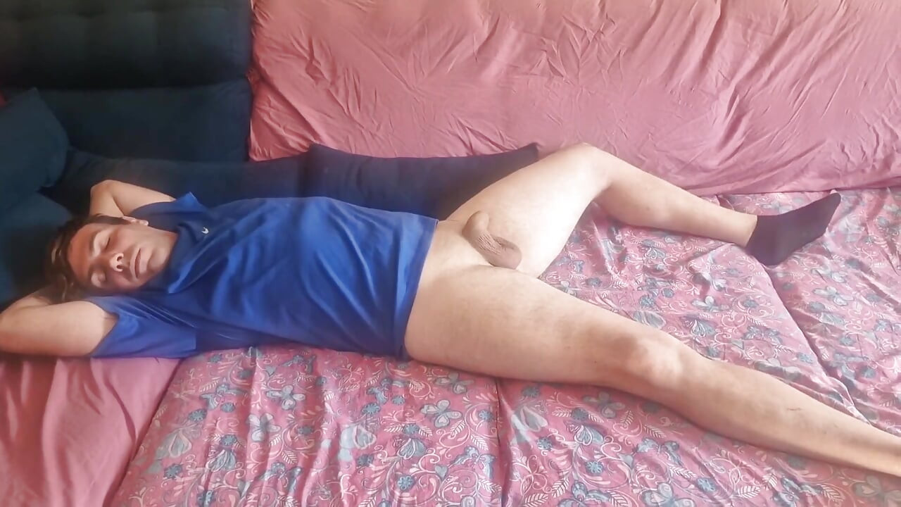 Мій сусід по квартирі відпочиває, тримаючи член у повітрі
