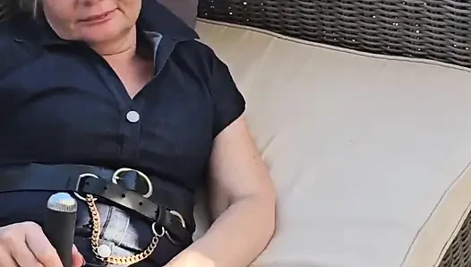 Terasımda oynuyorum ve onun spermini alana kadar emiyorum