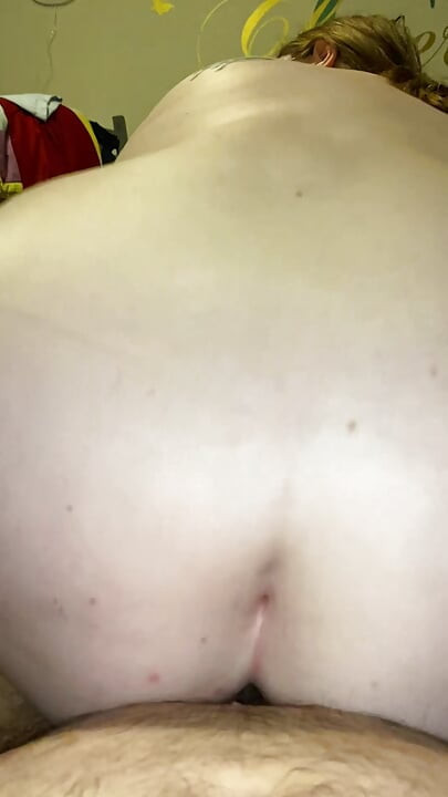 Λευκή γυναίκα μεγάλου μεγέθους ρουφάει τον χοντρό πούτσο του Μεξικανού άντρα