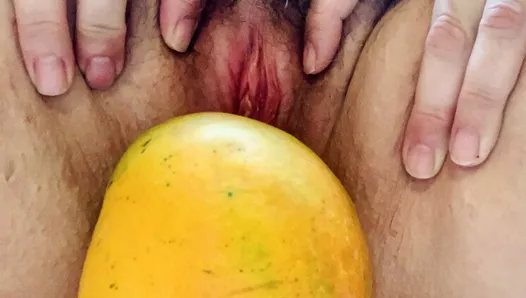 Mango pussy! How I fucked the fruiterer. Sploshing, foodplay, creampie. Littlekiwi is the best homemade mature content!