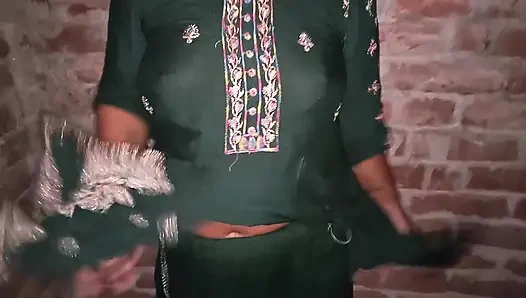 Tante hot tiri lagi sendirian di rumah