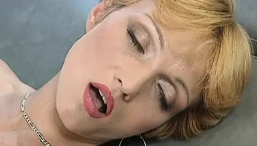 Cewek seksi jerman lagi asik ngentot kontol dokter di seks threesome