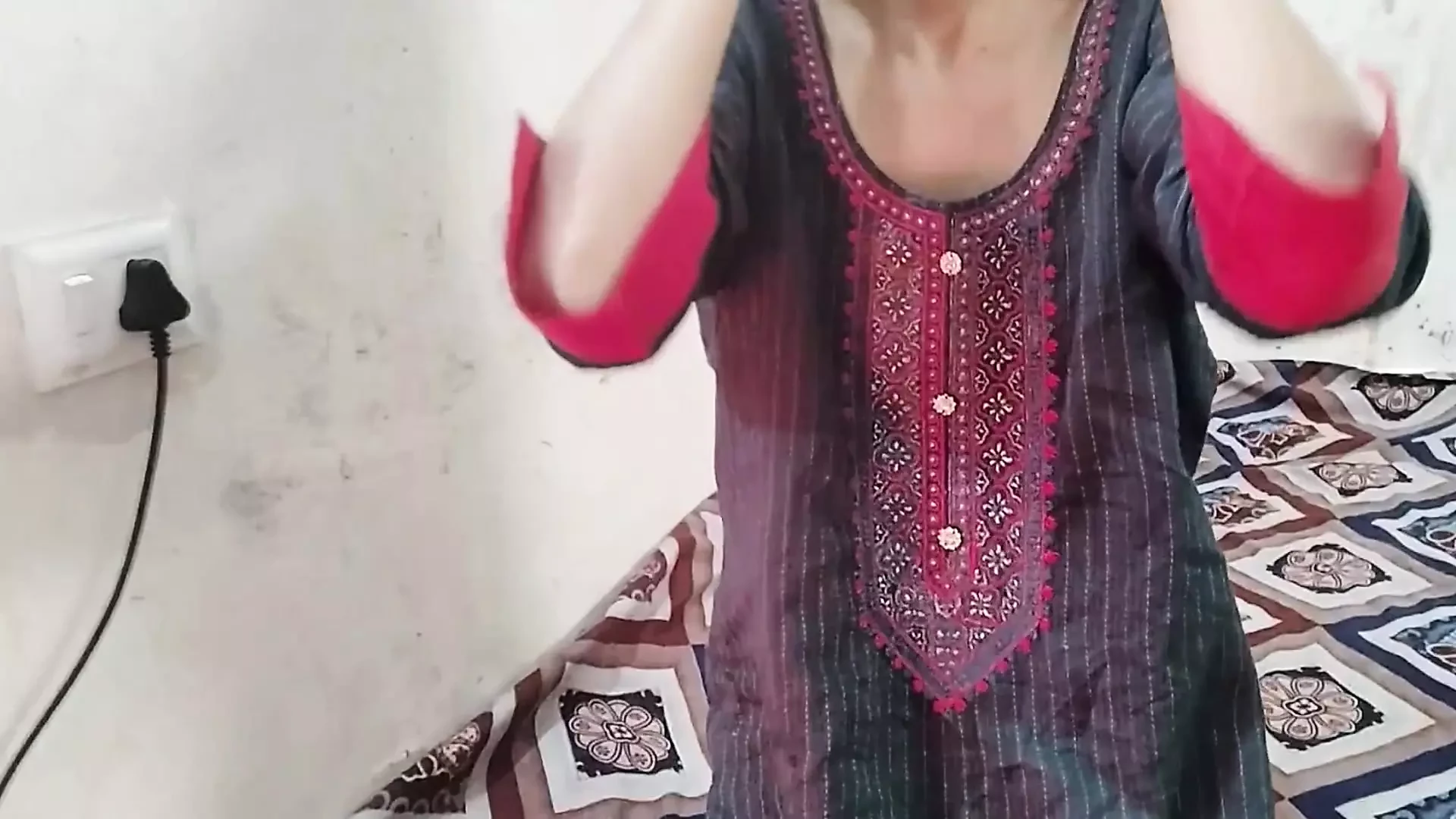 Padosi ko Saman dene ke bahane pel diya