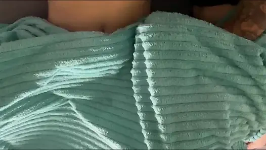 Я застукал ее доставляет себе удовольствие: мой друг разбудил меня, и я в итоге ее пальцами под одеялом