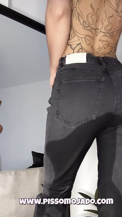 Omorashi chica mojando sus jeans a propósito: estaba desesperada con un enorme bulto vesical para mear mis pantalones para ti