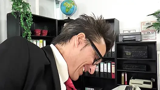 Tante seksi rambut pirang didobel penetrasi di pesta seks di kantor