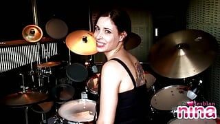 Lésbica Nina Drummer mostrando peitos e buceta