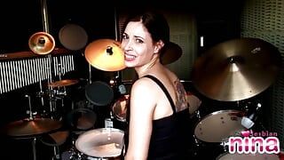 Lesbica Nina Drummer mostra tette e figa