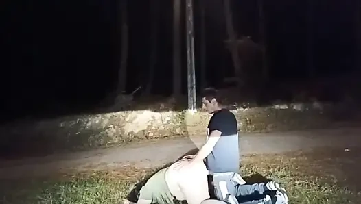 Sex im Freien mit einem Reifen
