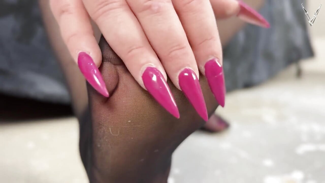 Толстушка госпожа катастрофа поклоняется чулкам в видео от первого лица - нюхай мои потные чулки