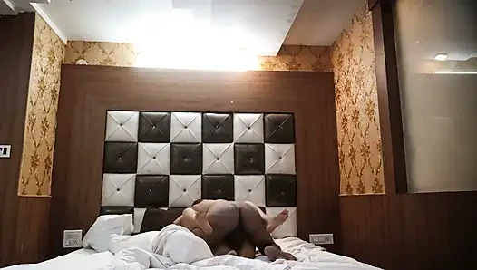 Hintli Asyalı desi üvey erkek kardeş üvey kız kardeşiyle sert sikişiyor