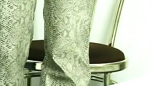 Сексуальная крошка-блондинка заполняет ее манду огромным дилдо