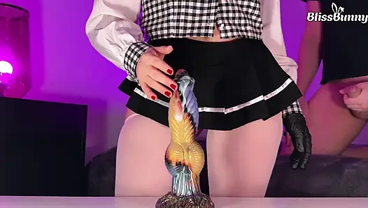 Kız arkadaşı izlerken ve okşarken büyük bir dildoya sert biniyor, sonra onu gerçek alıyor