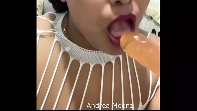 It's delicious how I masturbate by putting it in my ass