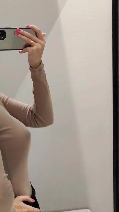 Momento icónico de "Prueba suéteres en el probador. Belleza de grandes tetas se tira de la ropa. Vista durante el montaje"