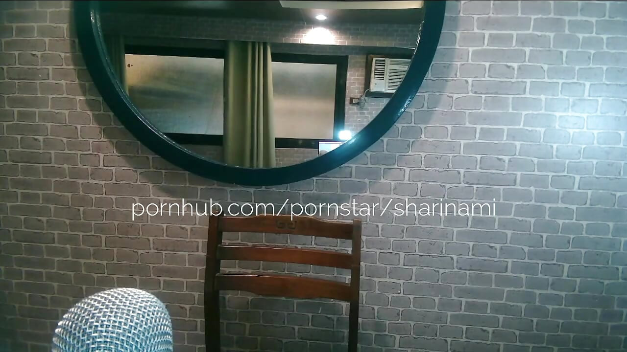 מורה מקוונת מאוננת מול המצלמה