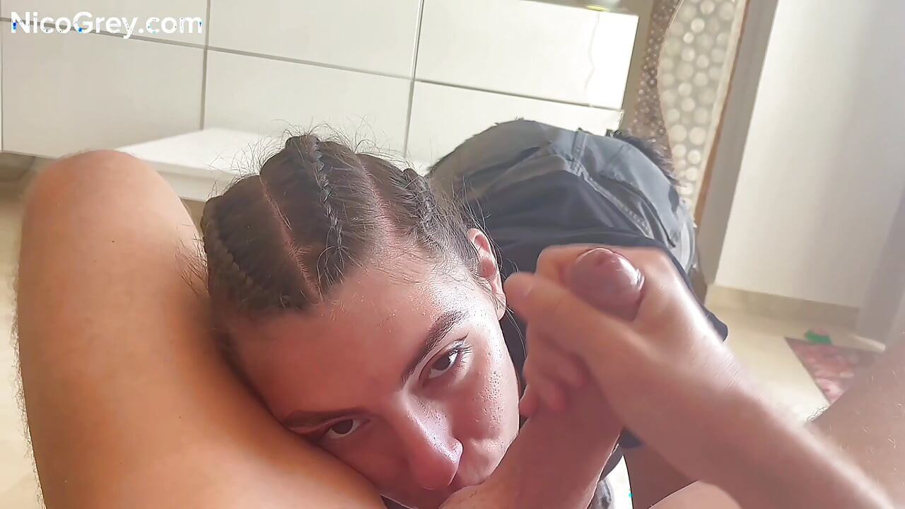 ÄR HON REDO ATT BLI KNULLAD I MUNNEN? - Sexig tonåring 18år brunett blir kåt och ger extrem avsugning i POV
