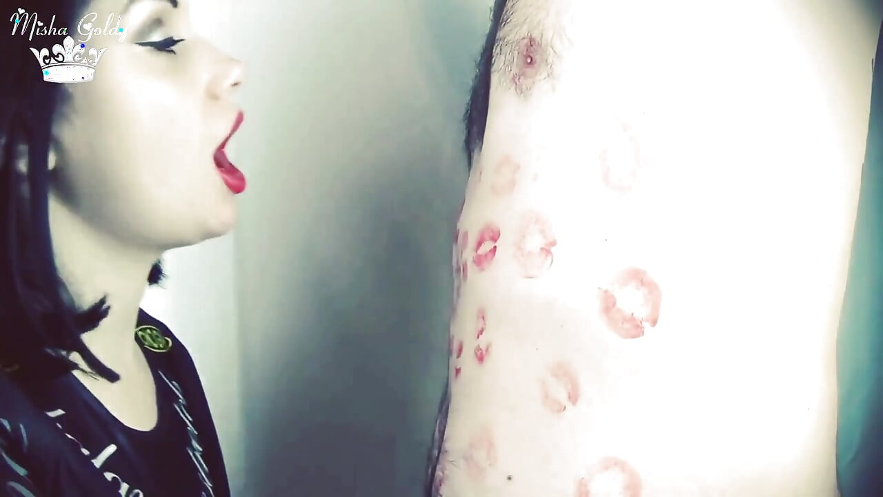 Alex buik, borst en navel bedekken met rode lippenstiftkussen!!