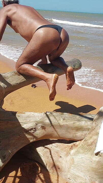 Ladysilva crossdress en la playa en bragas qué culo tan caliente