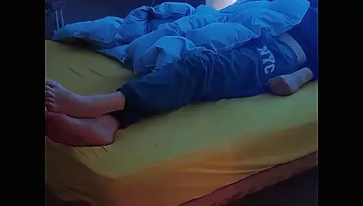 Ibu tiriku, tante seksi rambut cokelat dengan toket besar, dikasih kejutan buat aku waktu aku lagi istirahat.