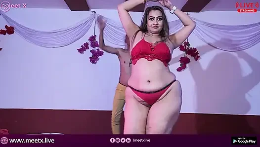 Pasangan sange ngentot dan bersenang-senang di pertunjukan langsung
