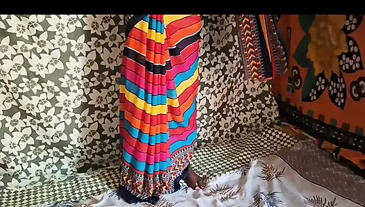 Kırmızı sari içinde alkışlanan teyze, aşkla dolu güzel ve romantik bir an yaratmaya yaklaşıyor anal seks