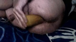 Proberen anaal te gapen op een nieuwe zwarte enorme dildo